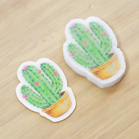 This beautiful cactus design sponge is all natural and pops up when exposed to water. The sponge is made of FSC-certified wood cellulose. It is plastic-free and fully compostable! Use this guilt-free sponge to wash dishes, clean bathtubs, or anything!