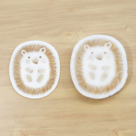 This cute hedgehog design sponge is all natural and pops up when exposed to water. The sponge is made of FSC-certified wood cellulose. It is plastic-free and fully compostable! Use this guilt-free sponge to wash dishes, clean bathtubs, or anything!