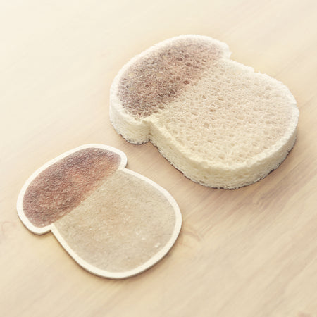 This fun mushroom sponge is all natural and pops up when exposed to water. The sponge is made of FSC-certified wood cellulose. It is plastic-free and fully compostable! Use this guilt-free sponge to wash dishes, clean bathtubs, or anything!