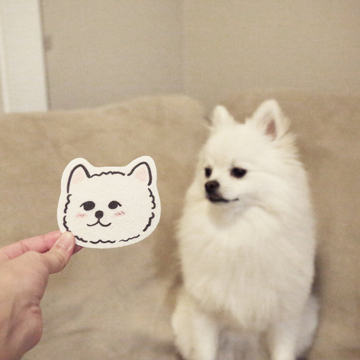 This cute White Floof is inspired by Eco Beige's pet dog: Moongchi, the Pomeranian. This sponge is all natural and pops up when exposed to water. The sponge is made of FSC-certified wood cellulose. It is plastic-free and fully compostable! Use this guilt-free sponge to wash dishes, clean bathtubs, or anything!