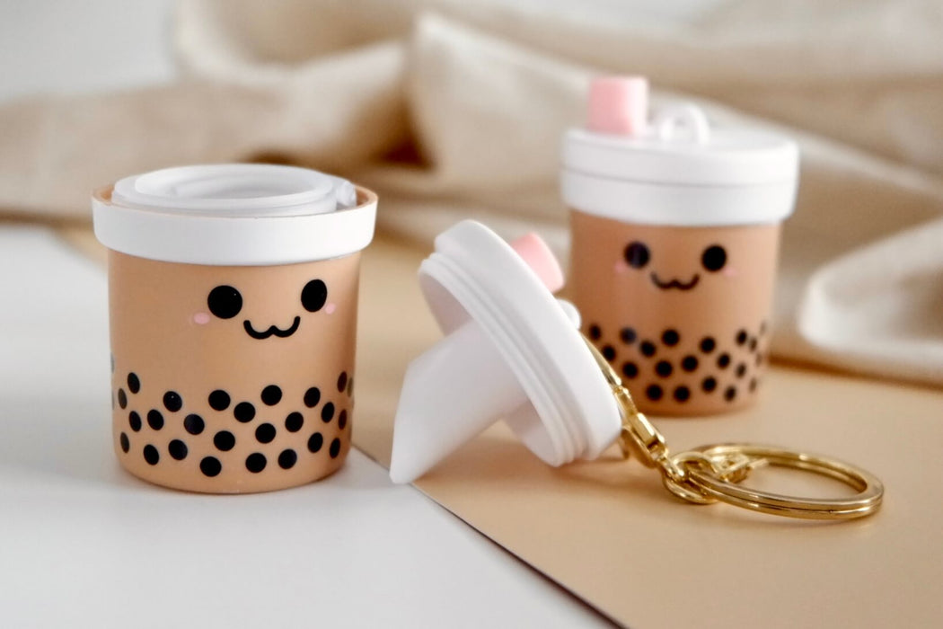 https://ecobeige.com/cdn/shop/products/Boba-Tribe-ecofriendly-reusable-boba-tea-straw-set-keychain-silicone-fat-ziplock-straw-cute-on-the-go-accessories-takeout-bubble-tea-drinking-tool-sustainable-plastic-free-alternative_1050x700.jpg?v=1647540300