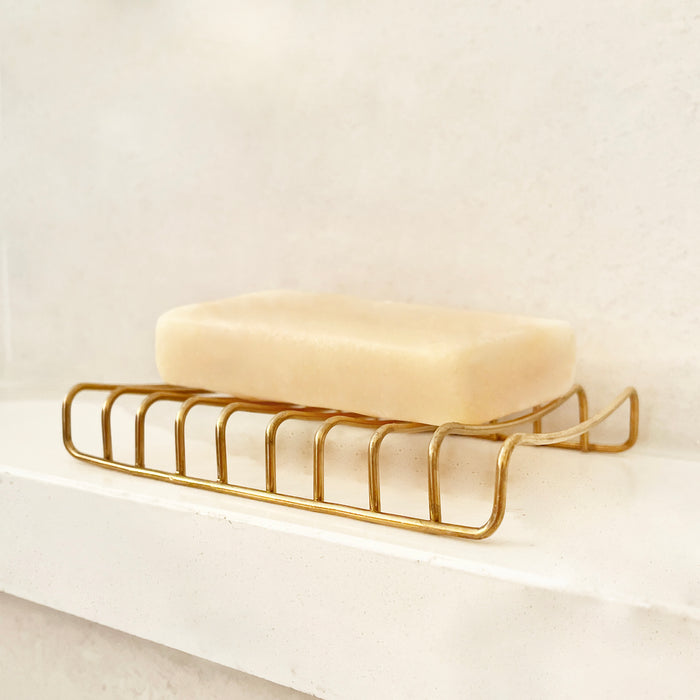 This golden tray is perfect for holding bar soap in the bath or shower. It is made of stainless steel so not afraid of water splashes. Lifted designed making it easy drainage and prevents soap from soaking in water.