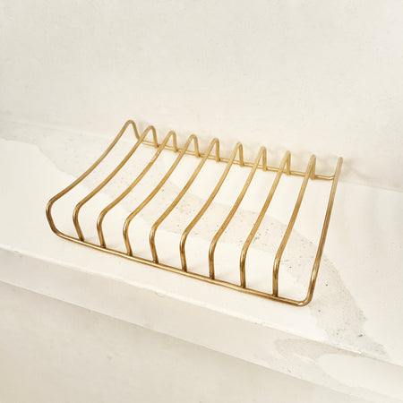 This golden tray is perfect for holding bar soap in the bath or shower. It is made of stainless steel so not afraid of water splashes. Lifted designed making it easy drainage and prevents soap from soaking in water.